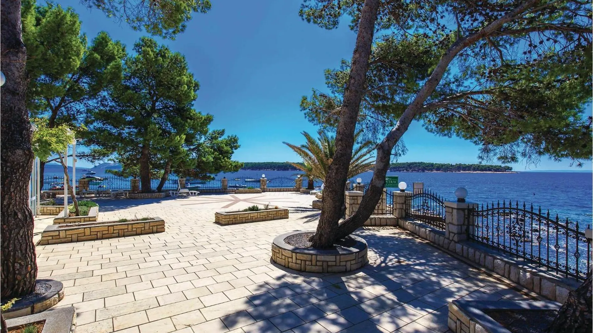 Pet Friendly Apartment In Banjol With Kitchen 0*,  Kroatien