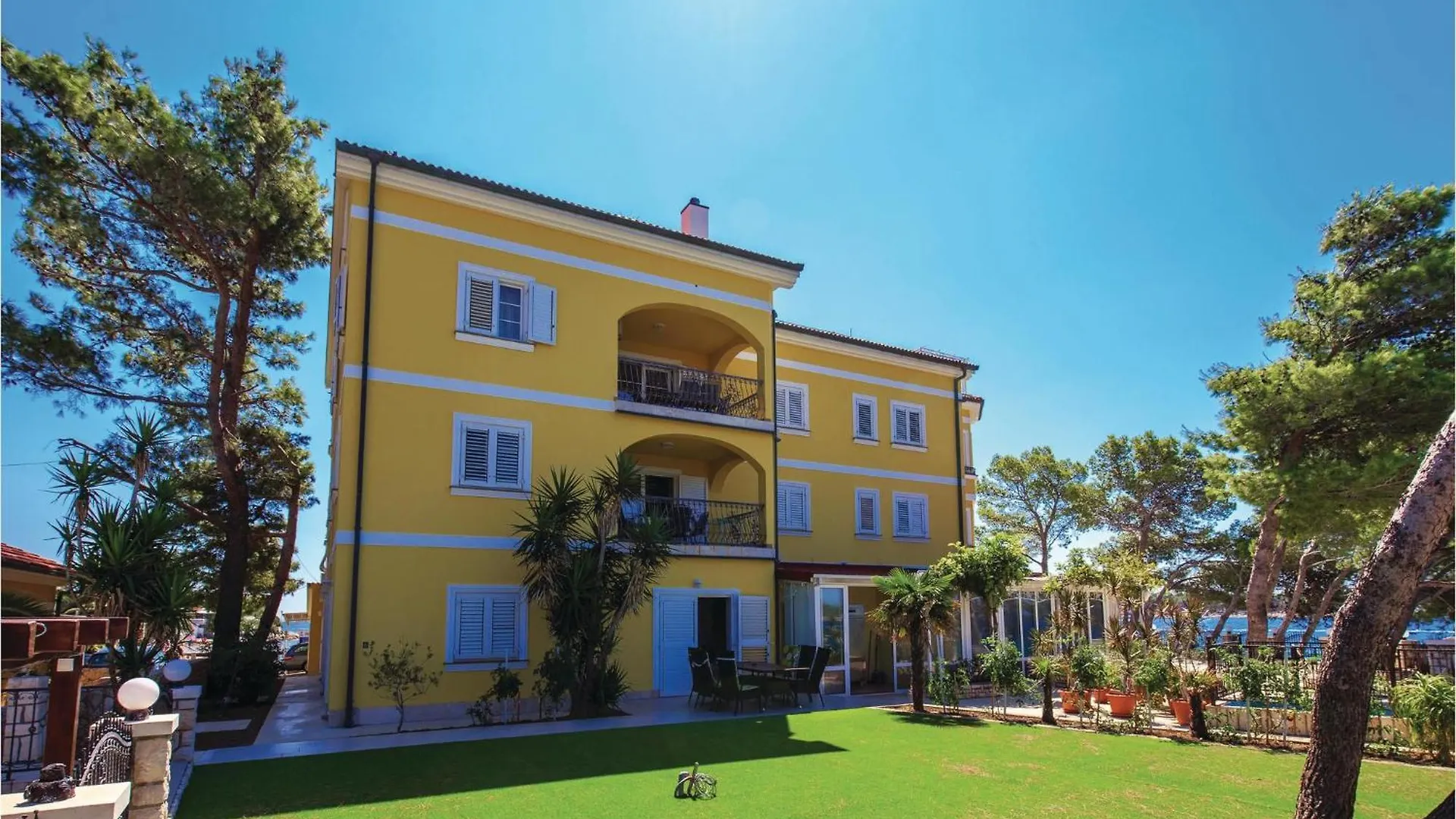 Pet Friendly Apartment In Banjol With Kitchen